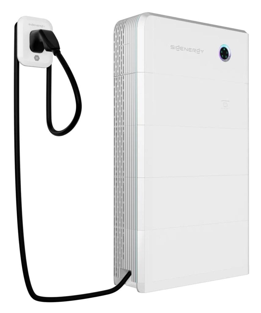 Witte energieopslagunit met een zwarte kabel die is aangesloten op een wandcontactdoos.